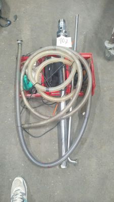 un tuyau raccordé à une machine posée au sol