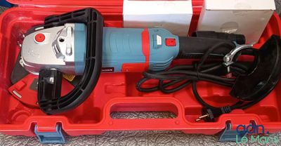 une mallette rouge contenant une perceuse et un cordon d'alimentation
