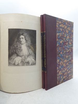 un livre dans lequel figure la photo d'une femme