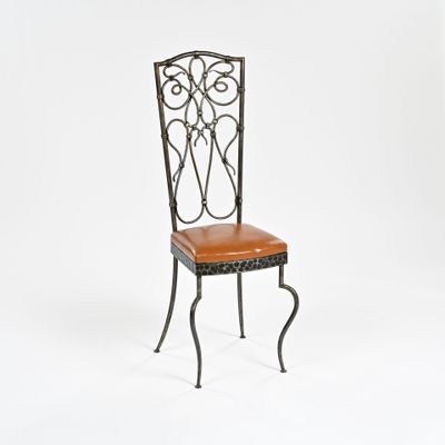 une chaise en métal avec une assise en cuir sur fond blanc