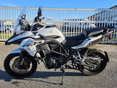 une photo d'une moto garée devant une clôture