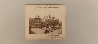 une vieille photo représentant une photo d'un bâtiment avec une calèche