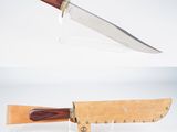 deux photos d'un couteau à manche en bois