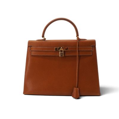 un sac à main en cuir marron sur fond blanc