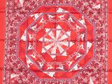 une banda rouge ornée de motifs blancs et bleus