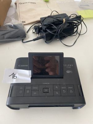 un petit appareil numérique posé sur une table