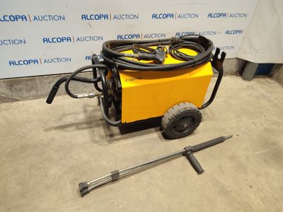 une image représentant une machine équipée d'un tuyau et d'une clé à molette posée au sol
