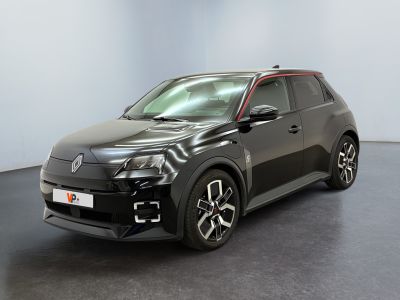 La voiture noire est garée dans une grande pièce au sol noir.