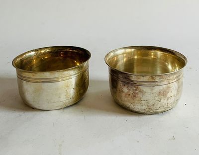 paire de tasses anciennes en métal argenté sur fond blanc
