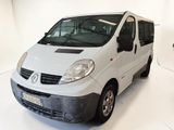 une camionnette blanche garée dans une pièce blanche