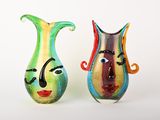 deux vases sur lesquels sont peints des visages, placés côte à côte