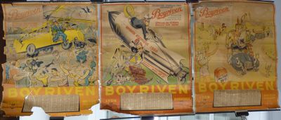 trois affiches accrochées au mur d'une pièce