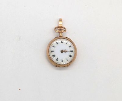 une montre de poche ancienne avec des chiffres romains et des chiffres romains sur le cadran