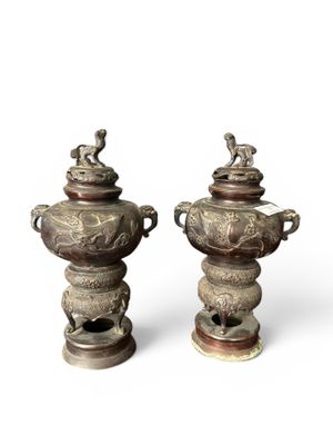 paire d'urnes chinoises anciennes en bronze, munies d'anses
