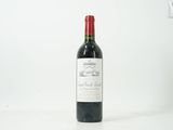 une bouteille de vin posée sur une table
