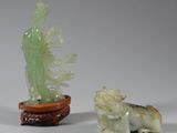 deux figurines représentant un homme et un chien