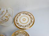 trois tasses et une soucoupe posées sur une table