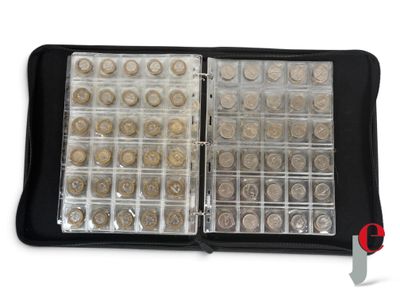 un étui noir contenant tout un tas de pièces de monnaie