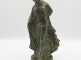 une statue en bronze représentant une femme portant un voile sur la tête