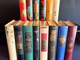 beaucoup de livres alignés sur une table