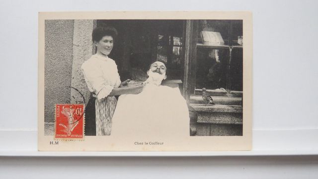 Auzances « Chez le Coiffeur ». (Cliché pris devant la porte du Pe...