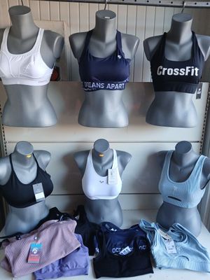 de nombreux mannequins de différentes couleurs et tailles sont exposés
