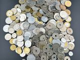un tas de pièces d'argent et d'or posées sur une surface noire