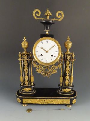 une horloge noire et or posée sur une table