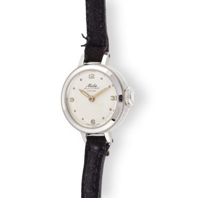 gros plan d'une montre-bracelet sur une surface blanche