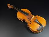 un vieux violon posé sur une surface noire