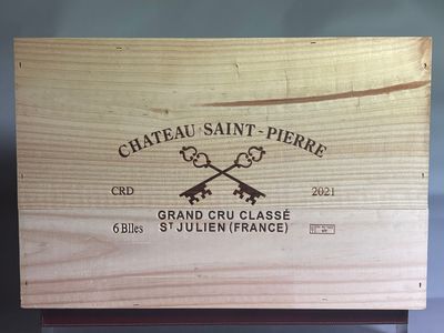 une boîte en bois sur laquelle est apposée une étiquette portant l'inscription « Château Saint-Pierre »