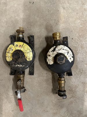 Lot comprenant : - 1 fusée - 1 barre en acier