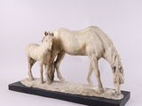 statue représentant une jument et son poulain, posée sur un socle en bois