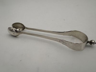 Pince à sucre en argent, modèle à branches découpées, les cu…