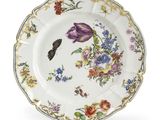 un gros plan sur une assiette décorée de fleurs et de papillons