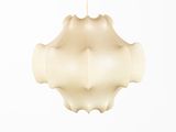 une lampe suspendue au plafond