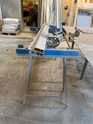 une machine posée sur une table dans une pièce