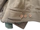 un gros plan d'une veste avec des boutons