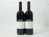 deux bouteilles de vin posées l'une à côté de l'autre sur une table