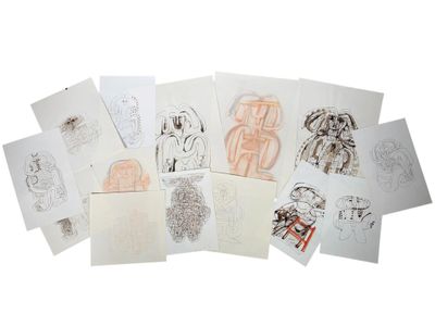 beaucoup de dessins posés sur la table
