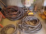 beaucoup de tuyaux et d'autres outils par terre