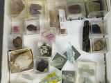une boîte remplie de cailloux et d'autres objets qui s'y trouvent