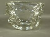 un vase en verre transparent orné d'un motif