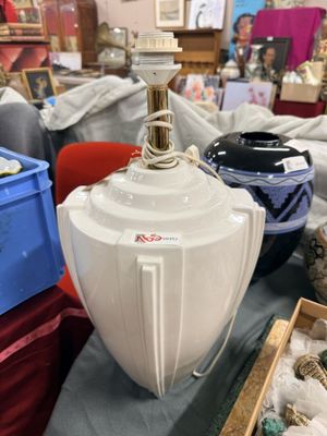 un grand vase blanc posé sur une table
