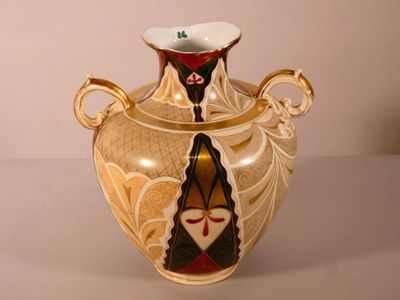 un vase posé sur une table à fond blanc
