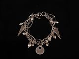 un bracelet en argent orné de breloques sur fond noir