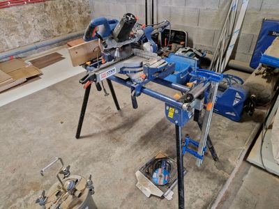 une photo d'un établi dans un garage avec des outils dessus