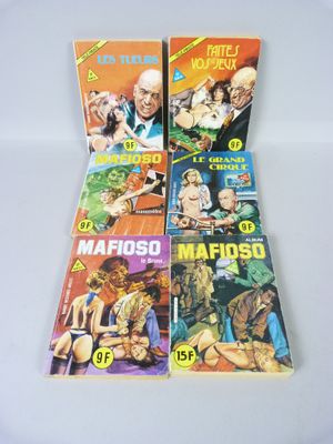 un lot de quatre livres posés sur une table, sur fond blanc