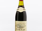 une bouteille de vin rouge posée sur une table blanche