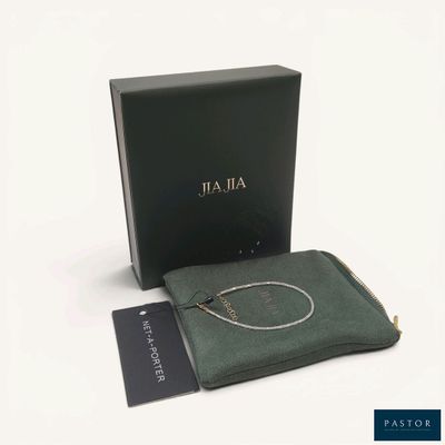 une image représentant une boîte verte contenant un collier argenté et une pochette verte